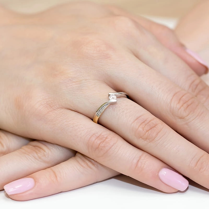 Gold Ring with 0.13ct and 0.03ct Diamonds