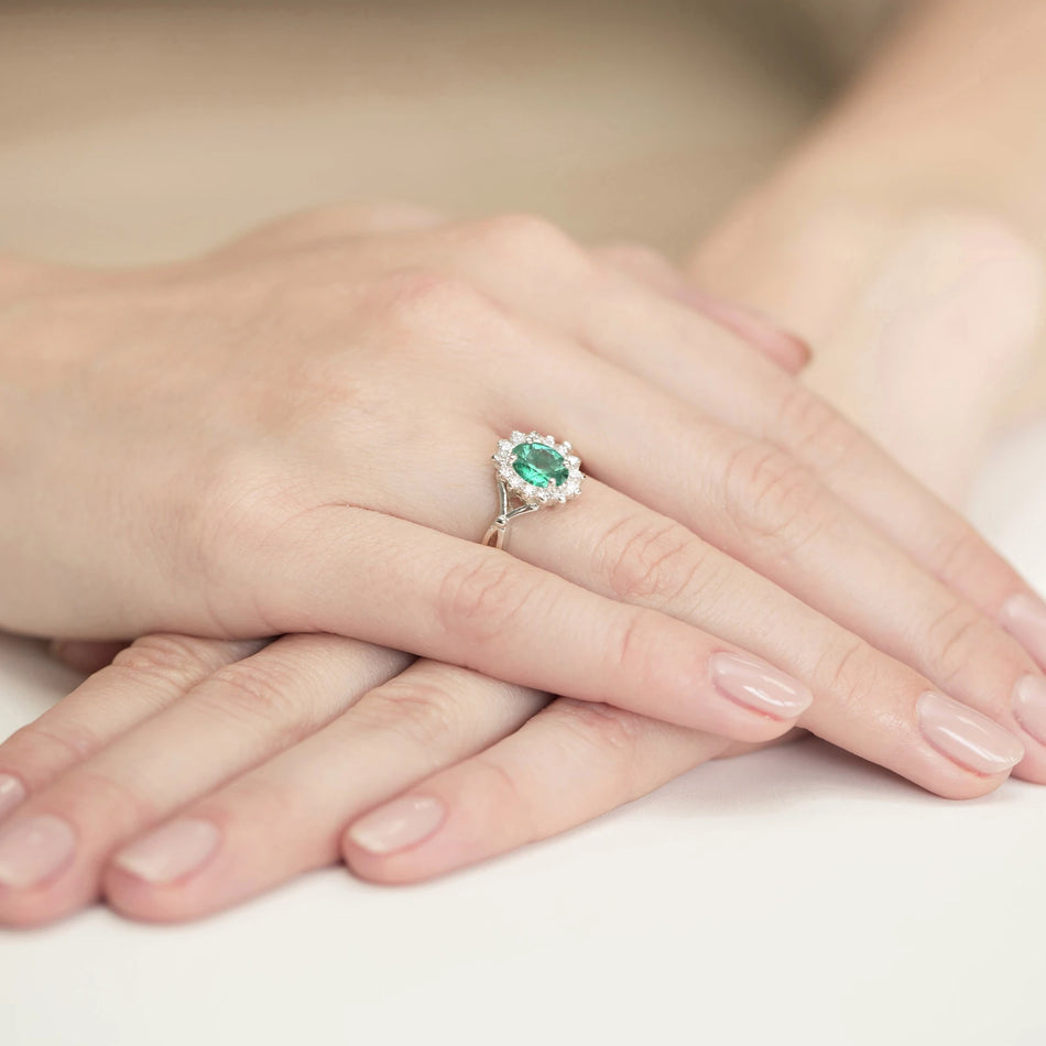 Ring aus Weißgold mit 0,80 ct Smaragd und 0,28 ct Diamanten
