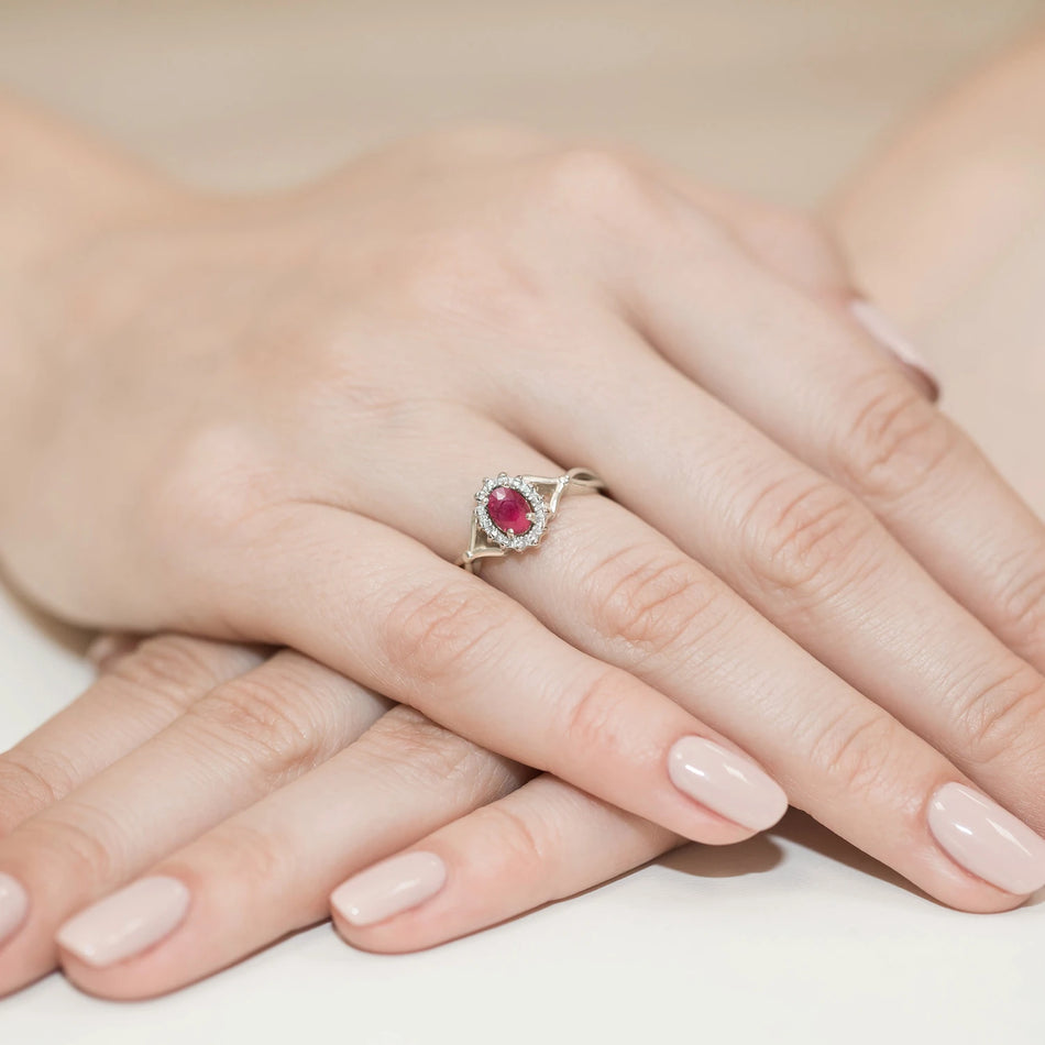 Ring aus Weißgold mit 0,60 ct Rubin und 0,12 ct Diamanten