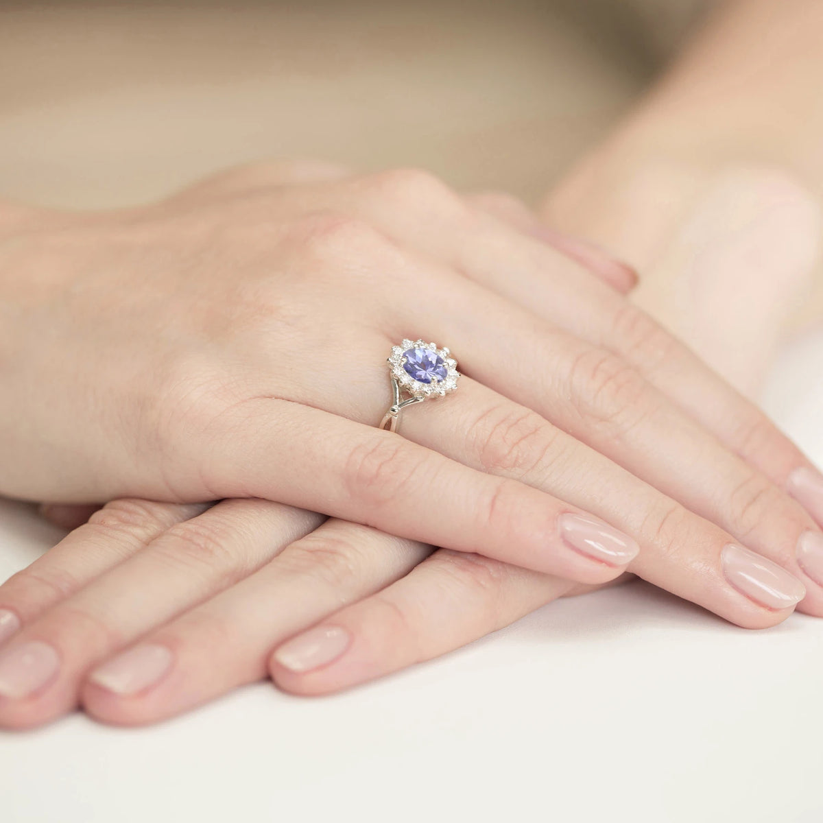 Floraler Cluster-Halo-Ring aus 585er Weißgold mit ovalem Tansanit 0,70 ct und Diamanten 0,28 ct