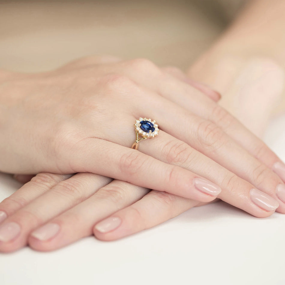 Goldring mit 0,90 ct Saphir und 0,28 ct Diamanten