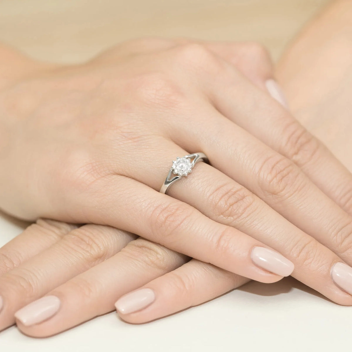 Diamantring zur Verlobung aus 585er Weißgold