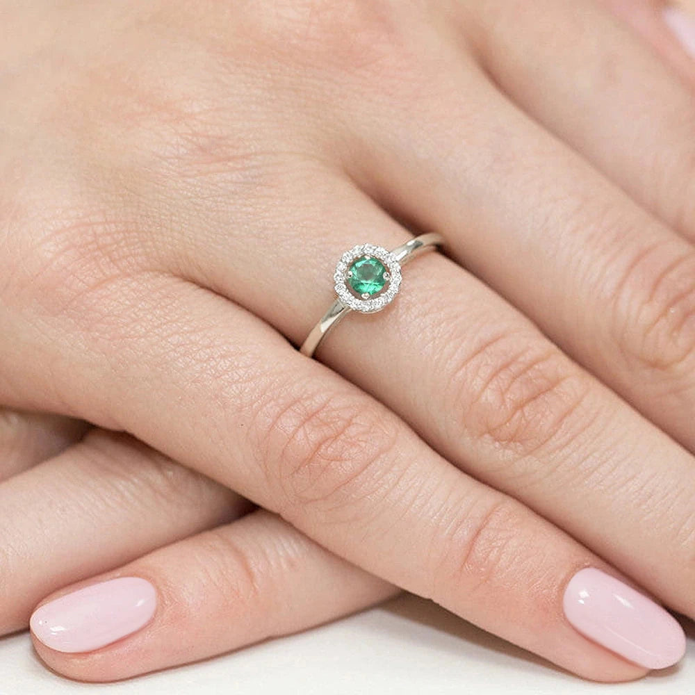 Abgerundeter quadratischer Halo-Ring aus 585er Weißgold mit 0,15 ct Smaragd und 0,08 ct Diamanten