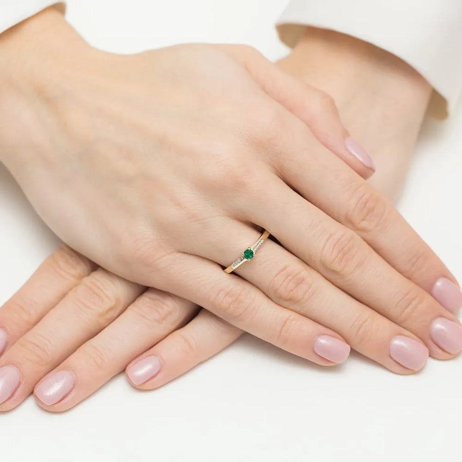 gold-ring-with-0-15ct-emerald-and-0-04ct-diamonds-w0258-emg-01