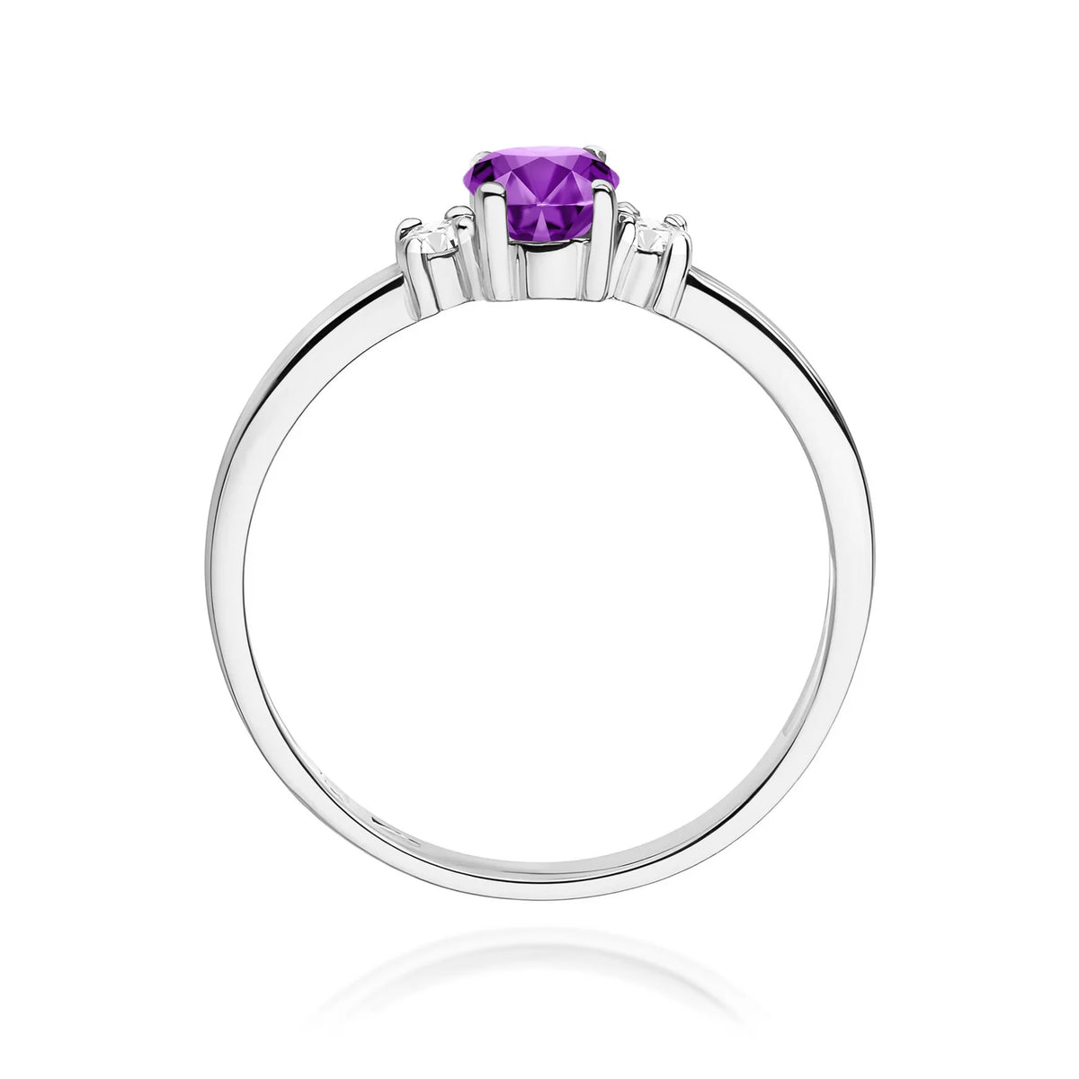 Trilogie-Ring aus 585er Weißgold mit ovalem Amethyst 0,40 ct und Diamanten 0,08 ct
