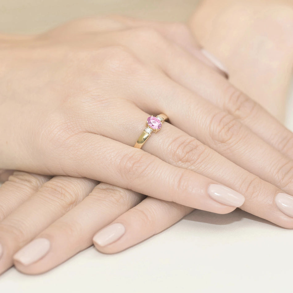 Goldring mit 0,45 ct rosa Saphir und 0,08 ct Diamanten