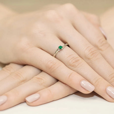 gold-ring-with-0-15ct-emerald-and-0-017ct-diamonds-w0346-emg-01