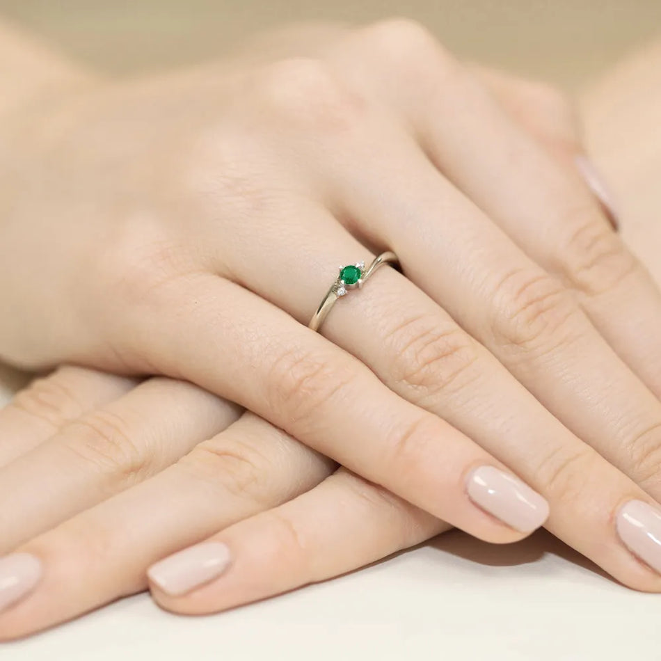 goldring-mit-0-15ct-smaragd-und-0-017ct-diamanten-w0346-emg-01