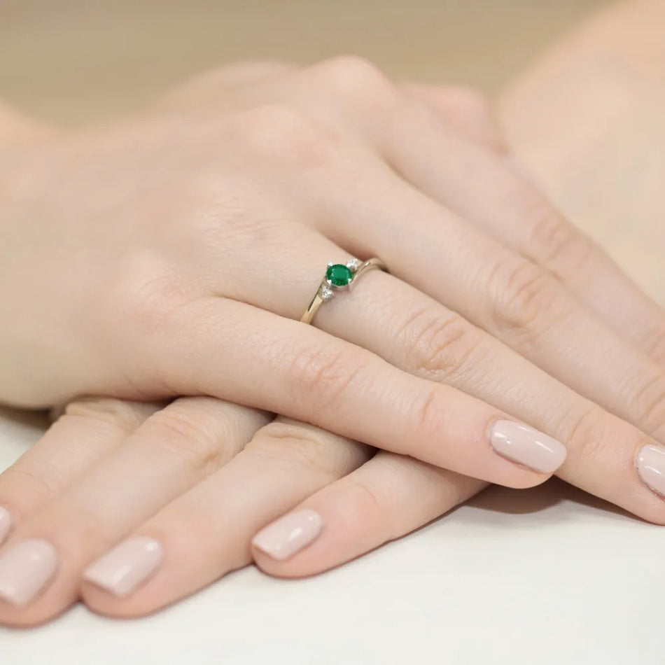 goldring-mit-0-30ct-smaragd-und-0-029ct-diamanten-w0346-emg-02