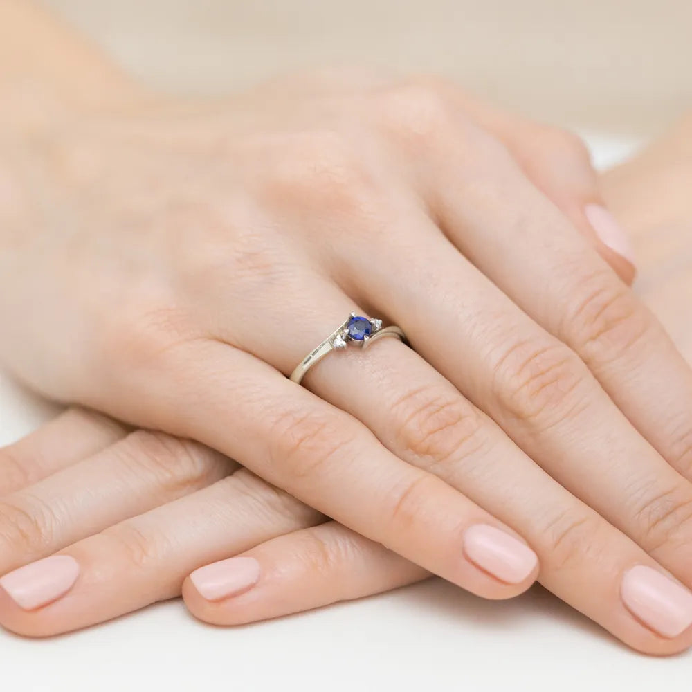 gold-ring-with-0-30ct-sapphire-and-0-029ct-diamonds-w0346-sab-02