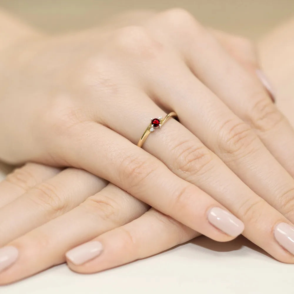 gold-ring-with-0-15ct-ruby-and-0-017ct-diamonds-w0346-rur-01