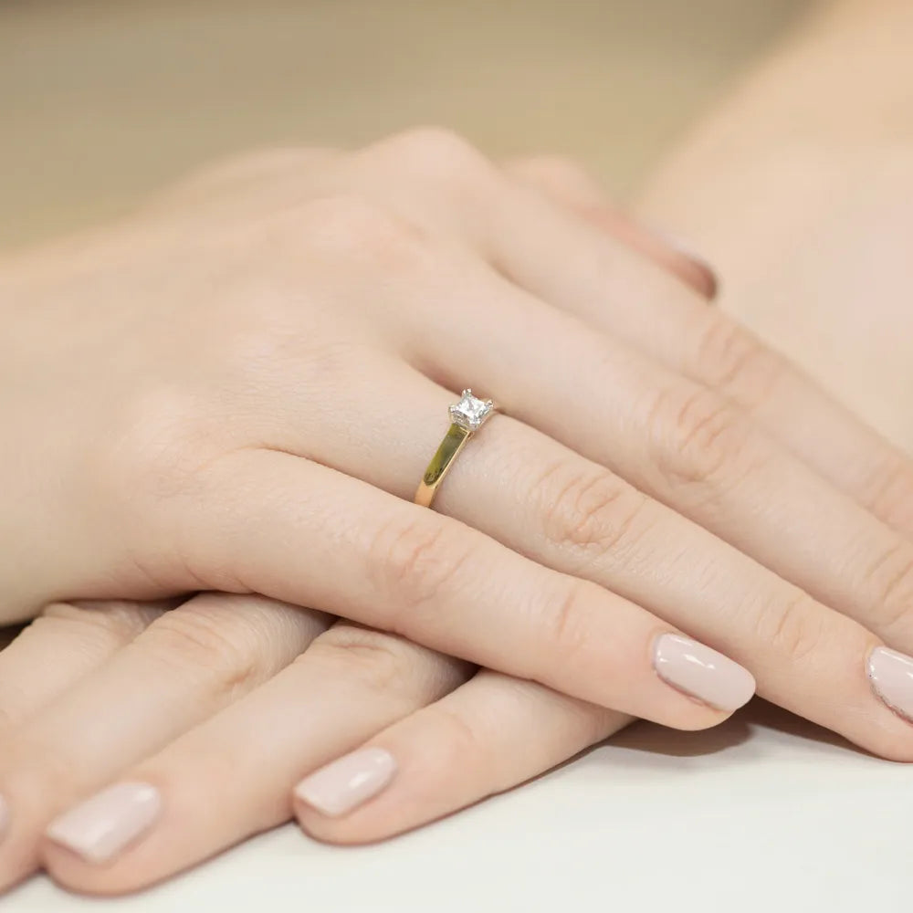 gold-ring-with-0-30ct-diamond-w0347-diw-01