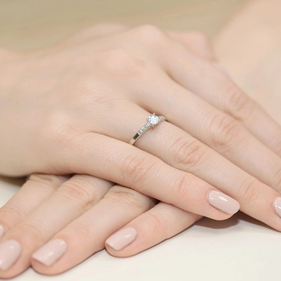 Ring aus Weißgold mit 0,15ct und 0,06ct Labordiamanten