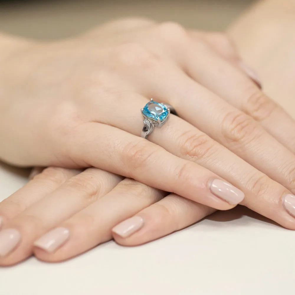 gold-ring-with-2-40ct-topaz-and-0-01ct-diamonds-w0400-tob-01