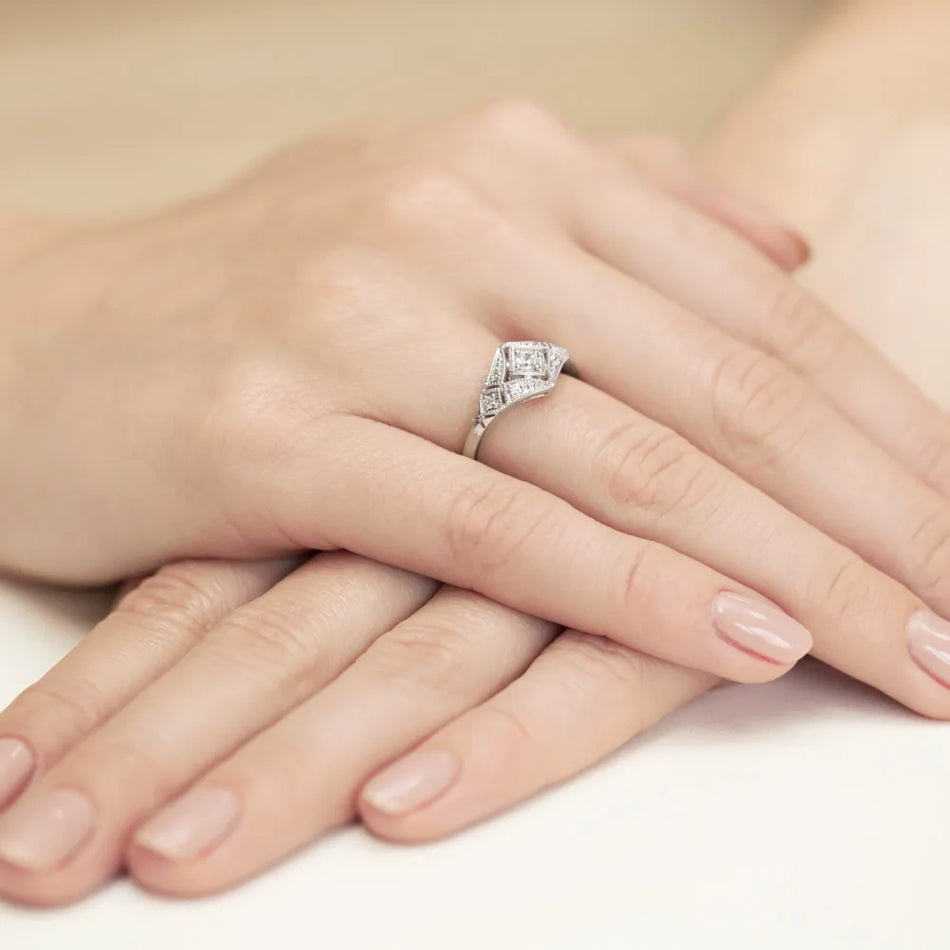 goldring-mit-0-10ct-und-0-087ct-diamanten-w0412-diw-01