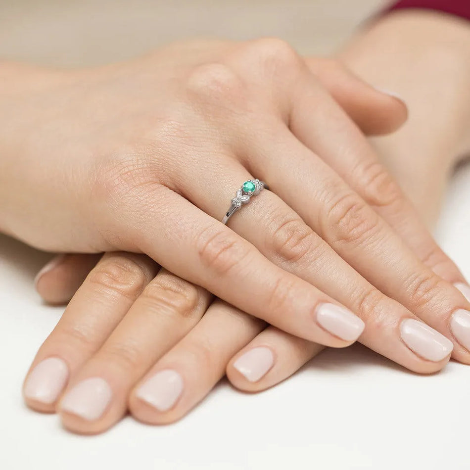 goldring-mit-0-15ct-smaragd-und-0-02ct-diamanten-w0414-emg-01