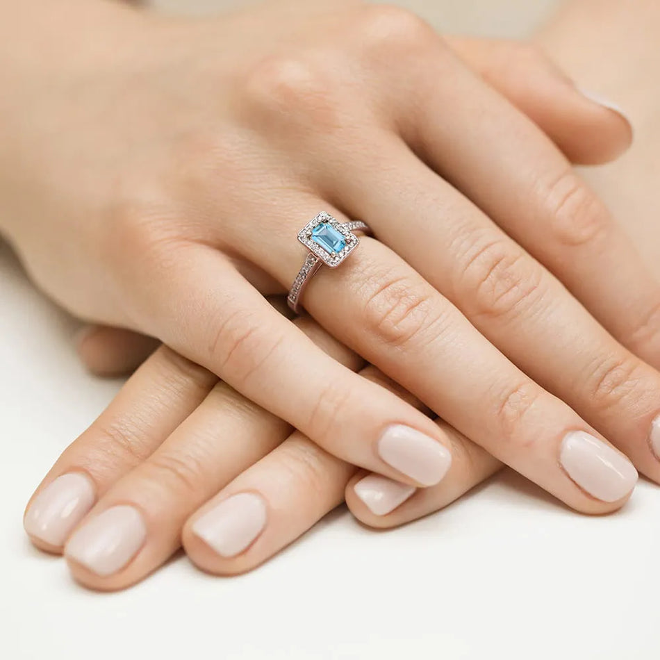 gold-ring-with-0-65ct-topaz-and-0-22ct-diamonds-w0422-top-01