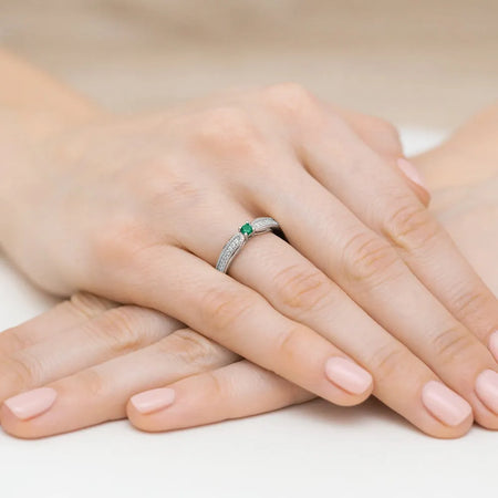 goldring-mit-0-15ct-smaragd-und-0-09ct-diamanten-w0449-emg-01