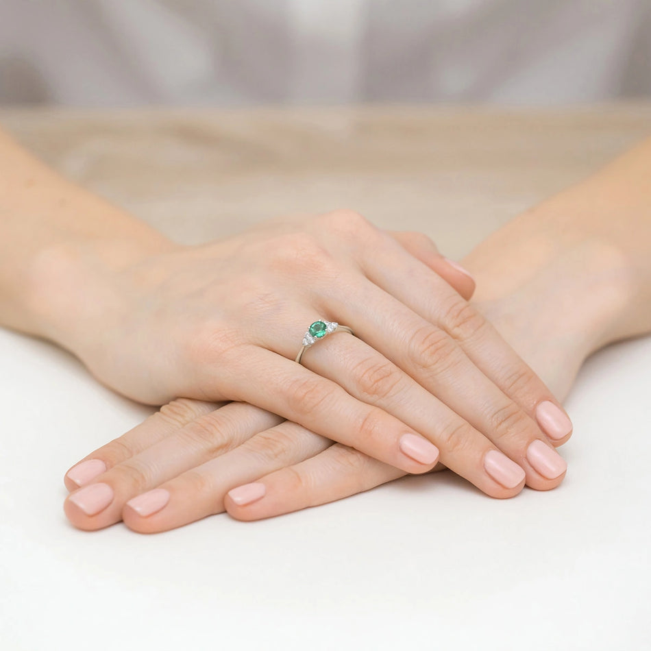 Weißgoldring mit 0,50 ct Smaragd und 0,18 ct Diamanten