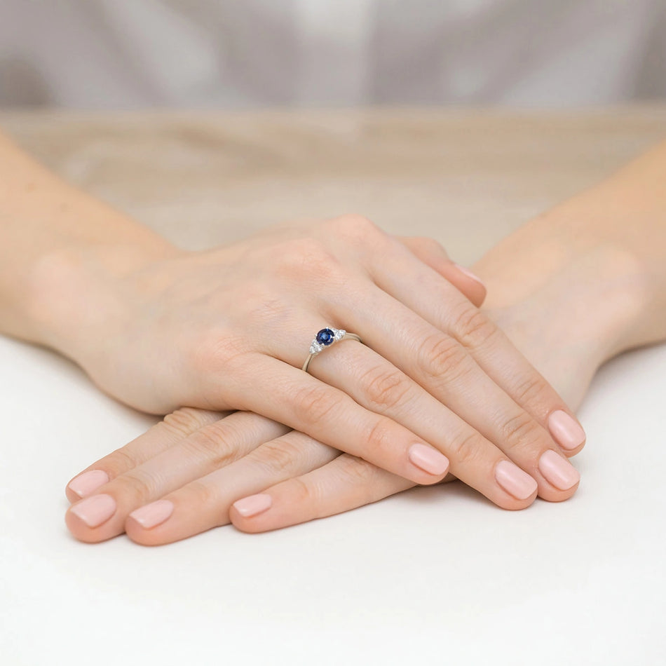Ring aus Weißgold mit 0,50 ct Saphir und 0,18 ct Diamanten