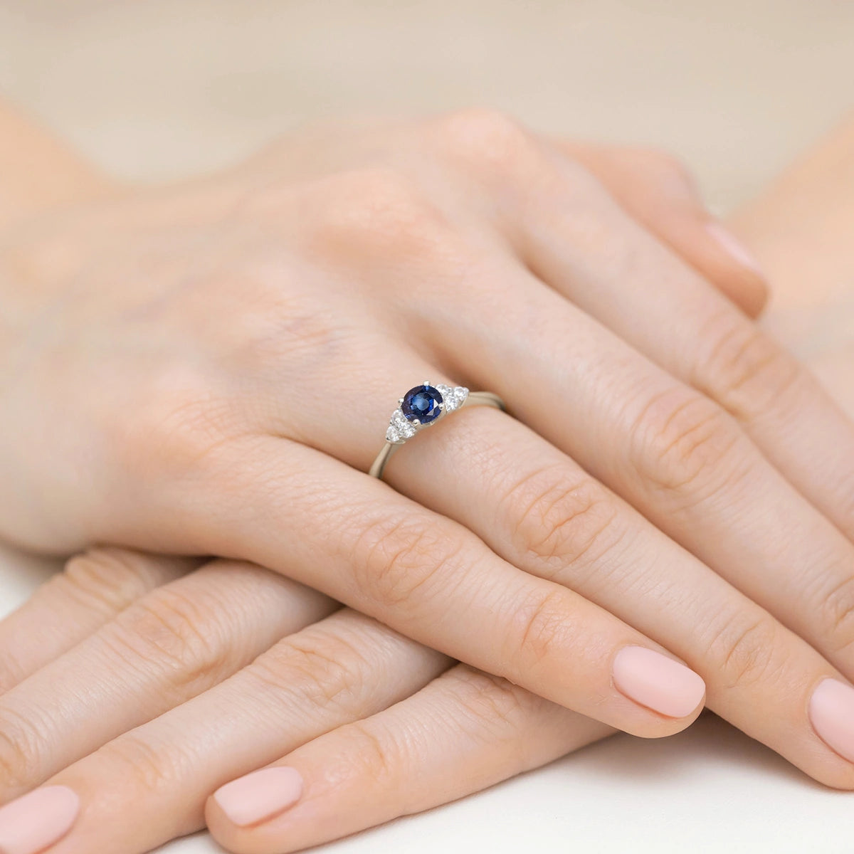 Seitlicher Cluster-Diamantring aus 585er Weißgold mit blauem Saphir 0,50 ct und Diamanten 0,18 ct