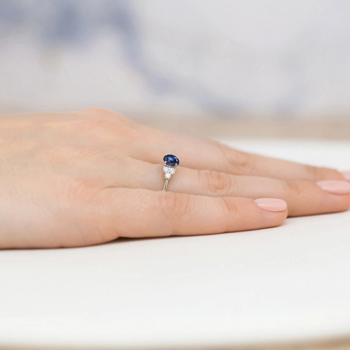 Seitlicher Cluster-Diamantring aus 585er Weißgold mit blauem Saphir 0,50 ct und Diamanten 0,18 ct