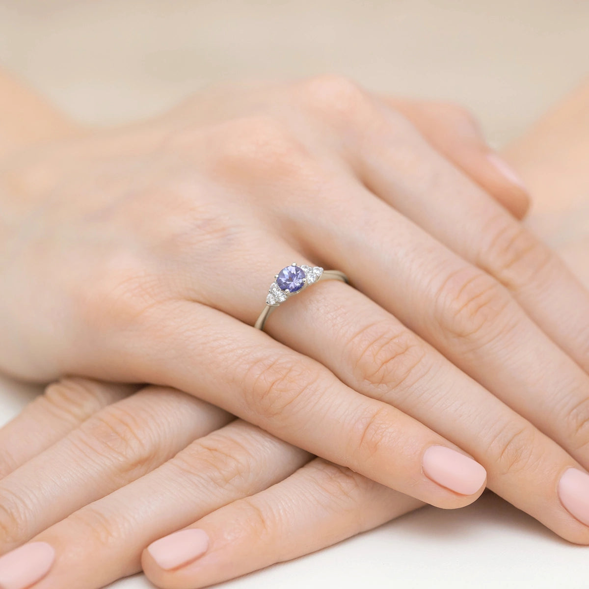 Diamant-Seitenclusterring aus 585er Weißgold mit 0,50 ct Tansanit und 0,18 ct Diamanten