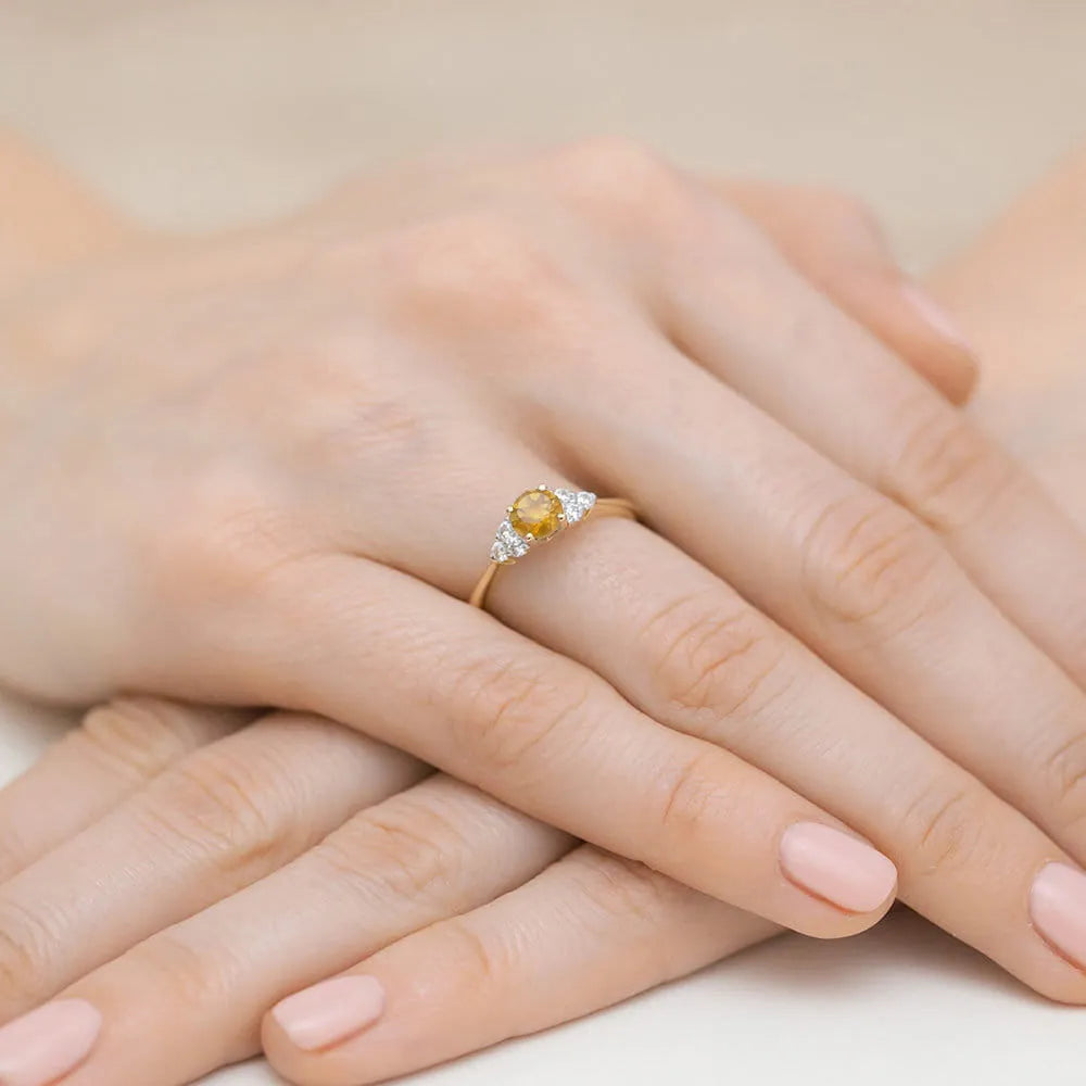 goldring-mit-0-50ct-citrin-und-0-18ct-diamanten-w0451-ciy-01