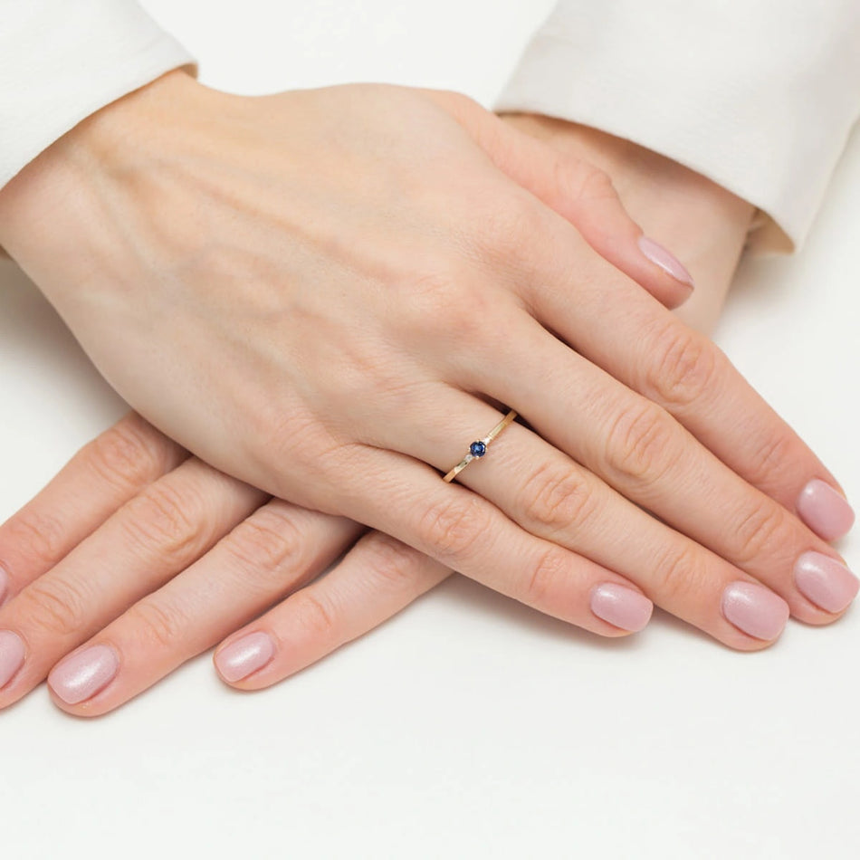 Goldring mit 0,15 ct Saphir und 0,01 ct Diamanten