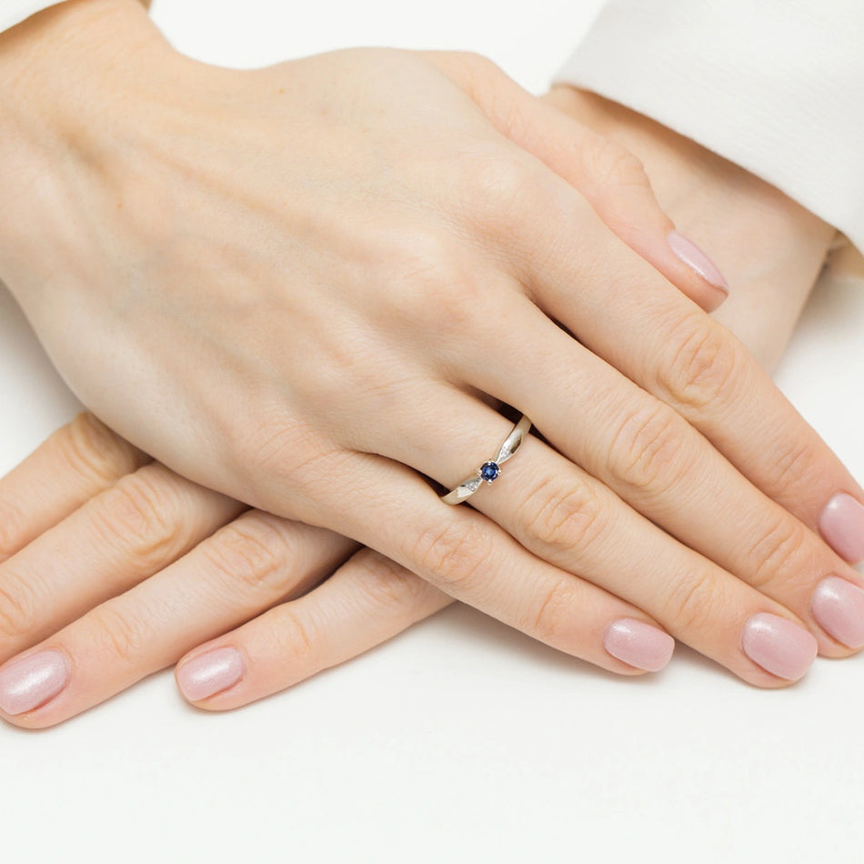 Weißgoldring mit 0,15 ct Saphir und 0,01 ct Diamanten