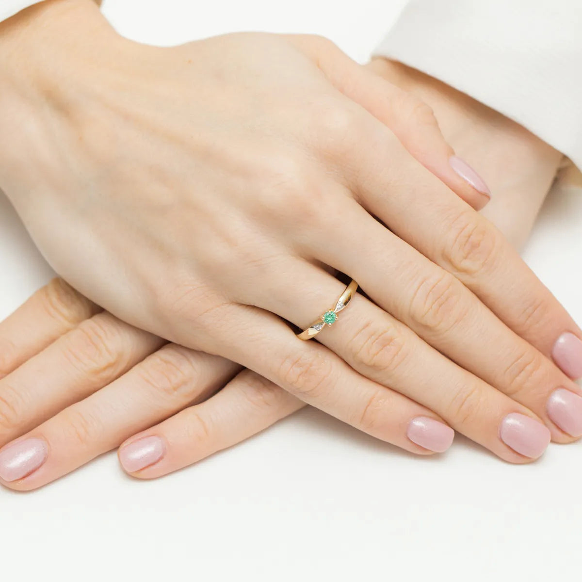goldring-mit-0-15ct-smaragd-und-0-01ct-diamanten-w0469-emg-01