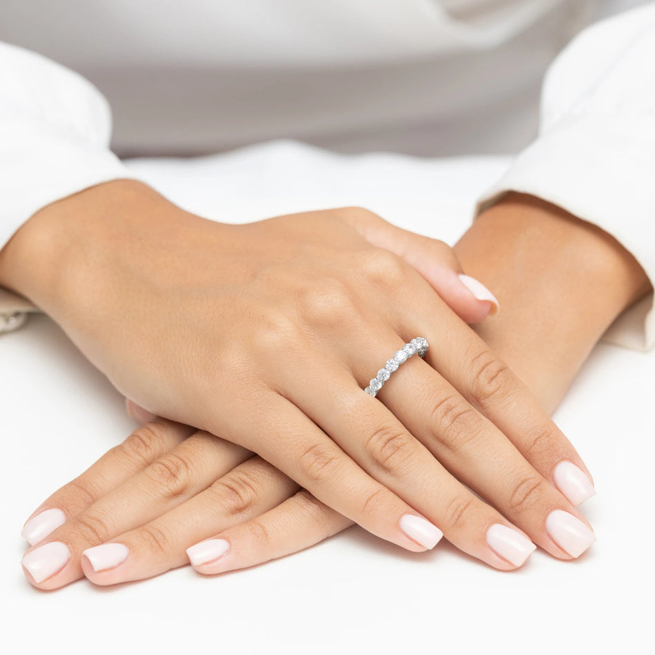 Ewigkeitsring aus Weißgold mit Diamanten