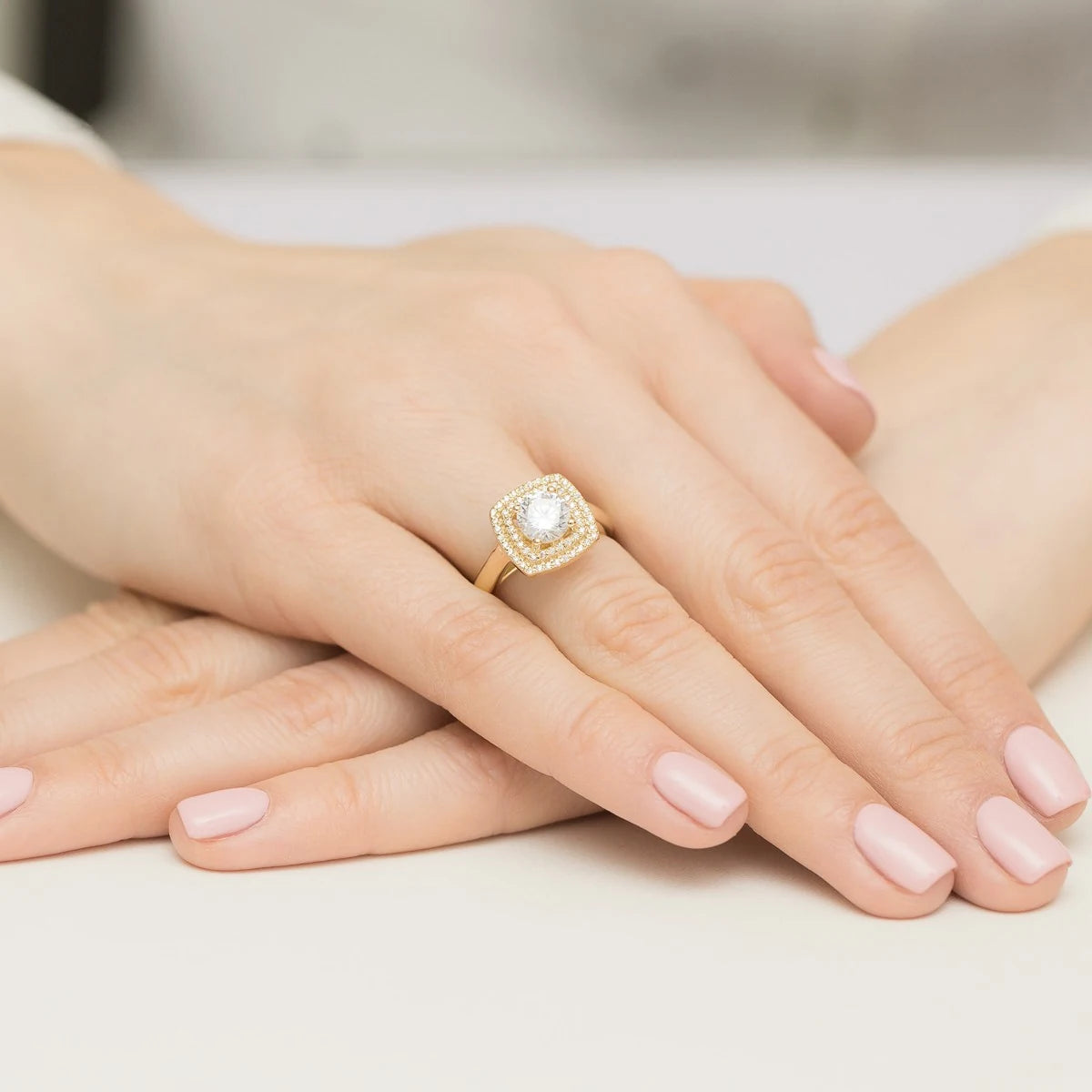 Ring aus 585er Gelbgold mit 1,00 ct Round/Brilliant-Labordiamant und 56 Labordiamanten, 0,28 ct