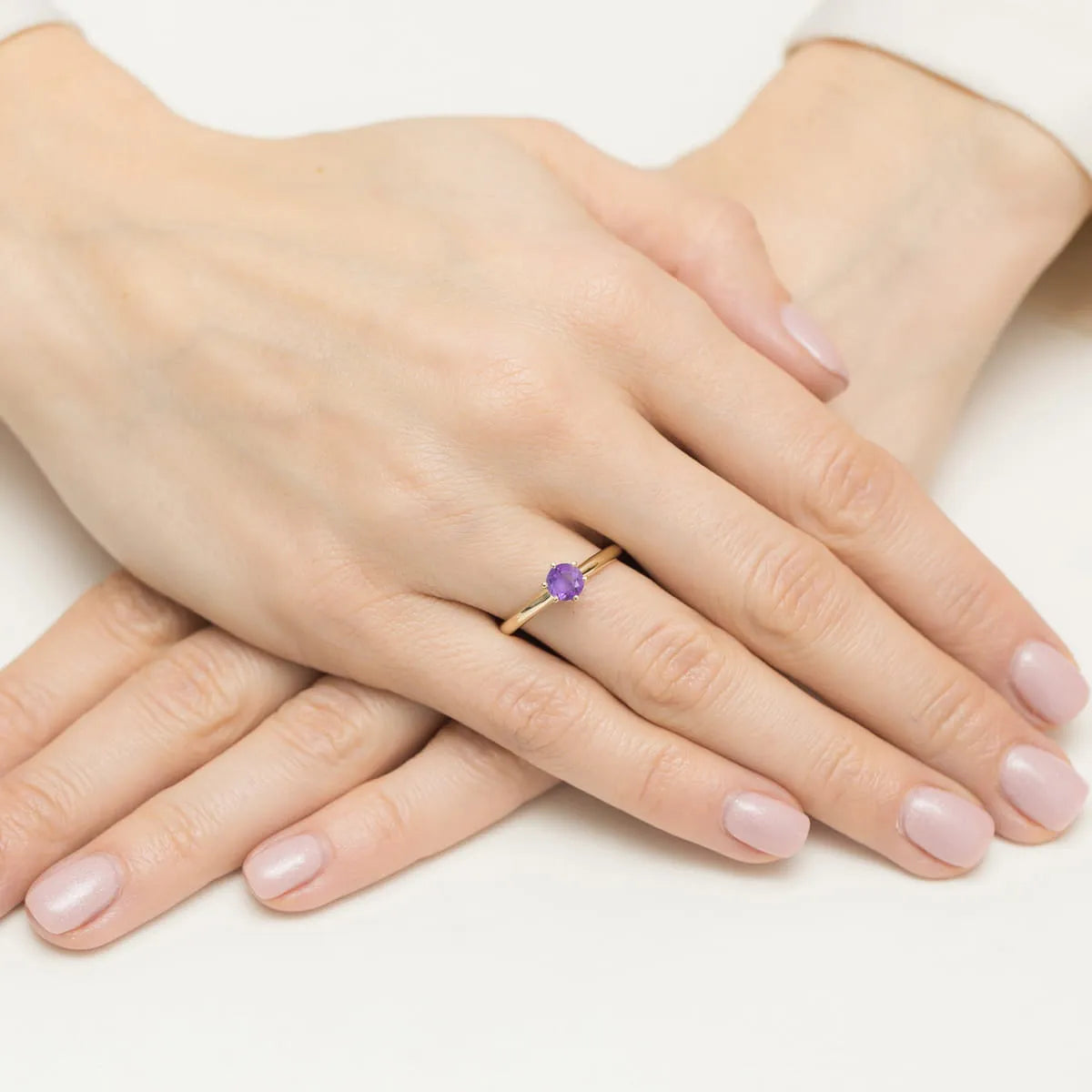 goldring mit Amethyst und Diamanten