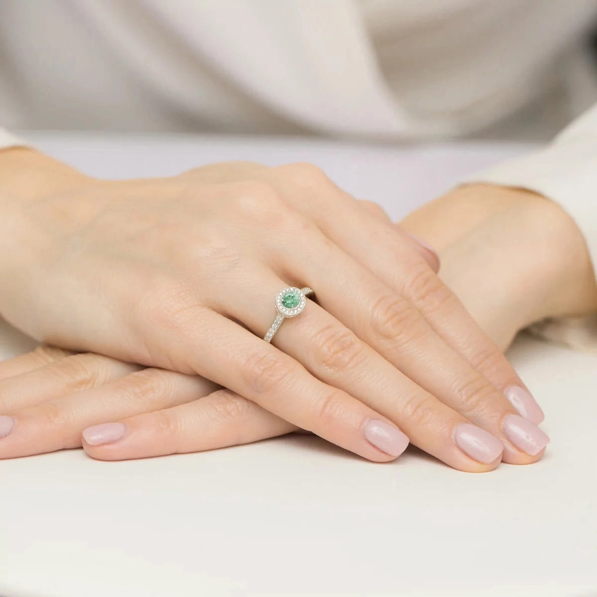 goldring-mit-0-30ct-smaragd-und-0-343ct-seitendiamanten-w0559-emg-01