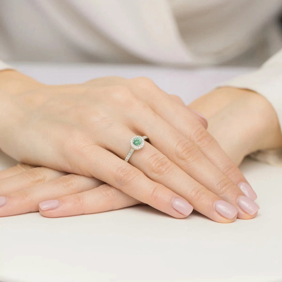goldring-mit-0-30ct-smaragd-und-0-343ct-seitendiamanten-w0559-emg-01