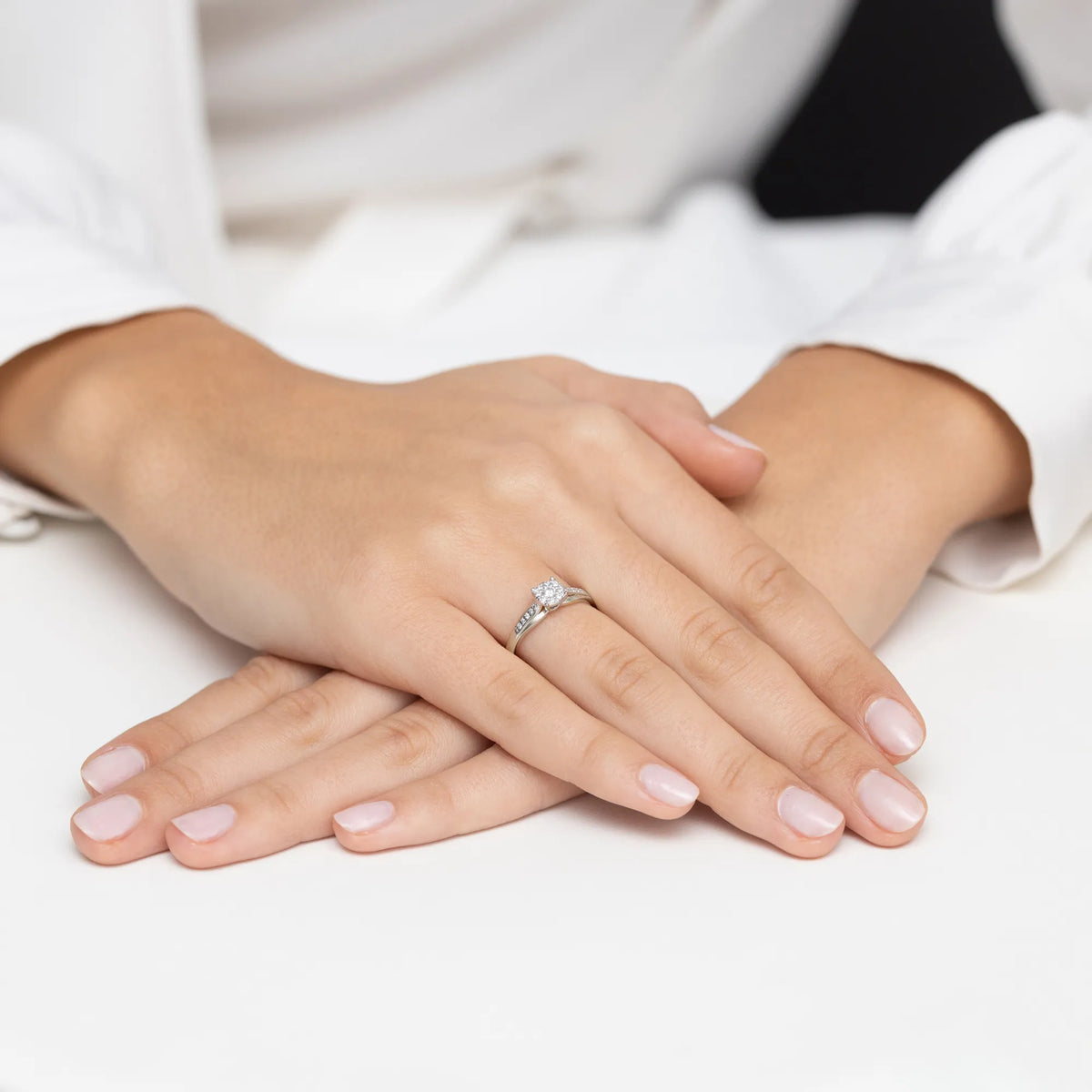 goldring-mit-0-08ct-diamant-und-0-118ct-seitendiamanten-w0564-diw-01