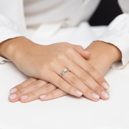 gold-ring-with-0-08ct-diamond-and-0-118ct-sideline-diamonds-w0564-diw-01