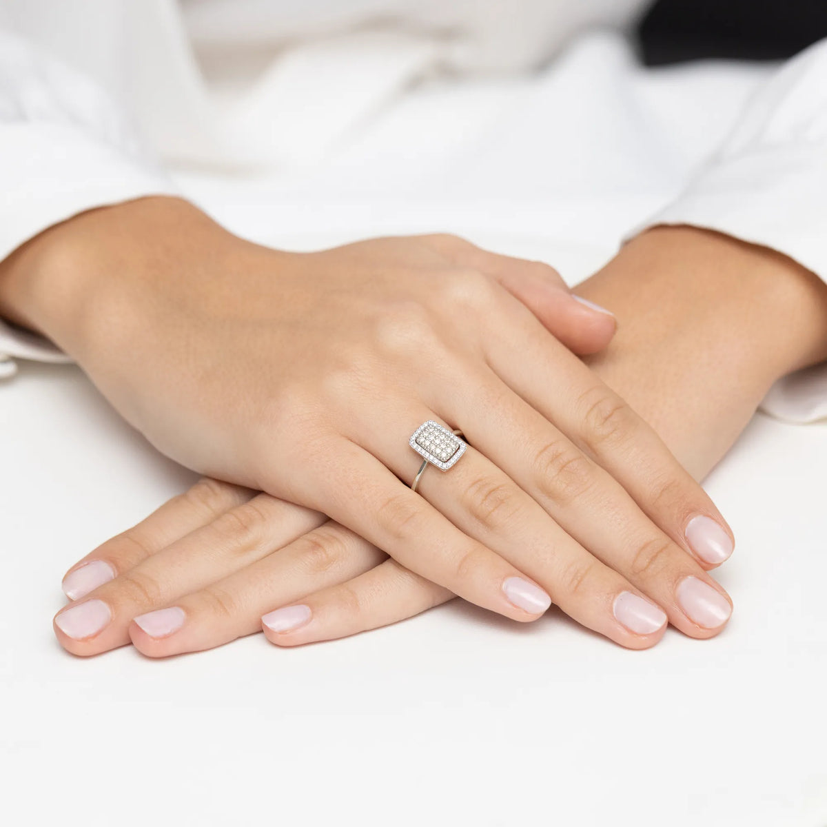 gold-ring-with-0-27ct-diamonds-w0573-diw-01