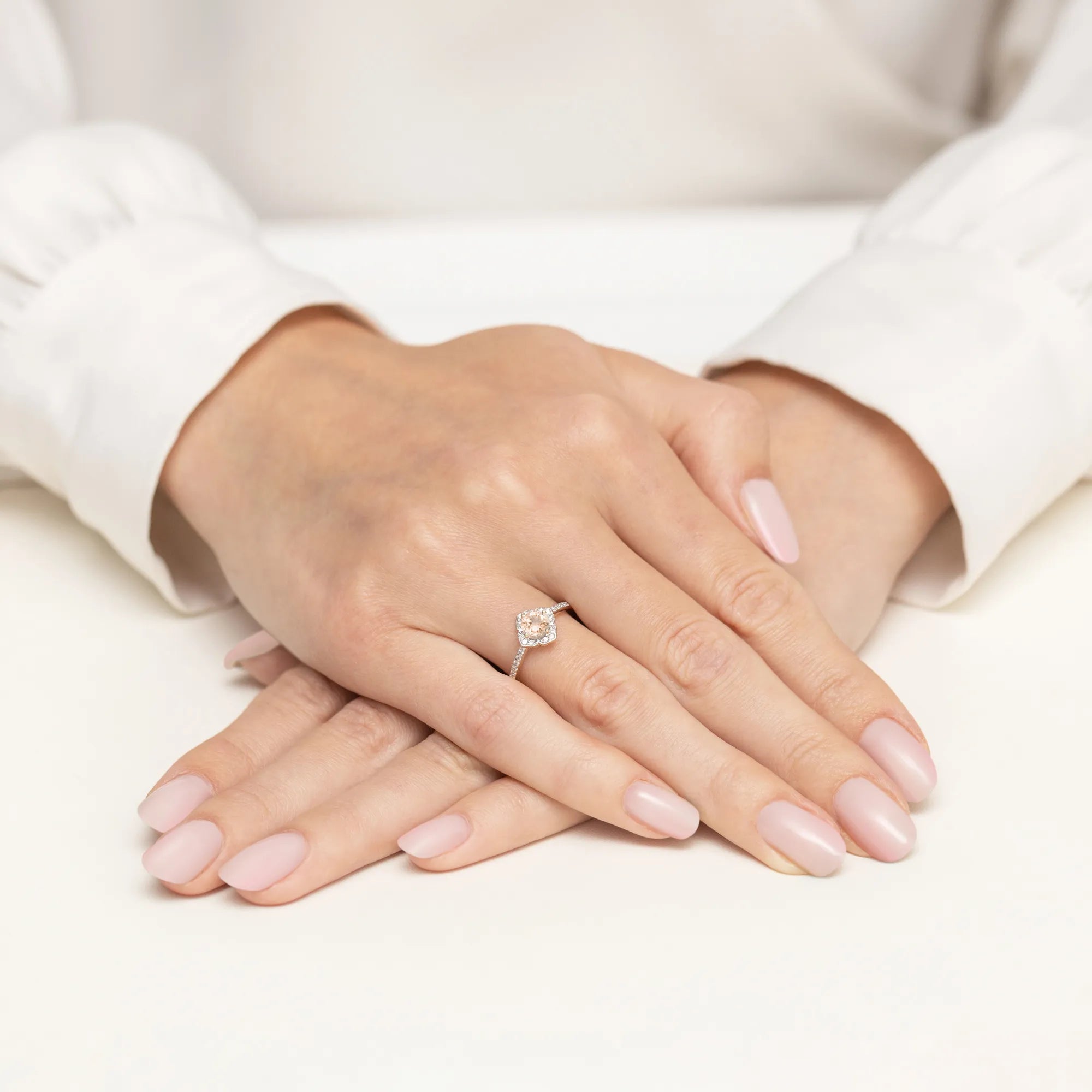 gold-ring-flower-with-0-40ct-morganit-and-diamonds-w0603-mop-01