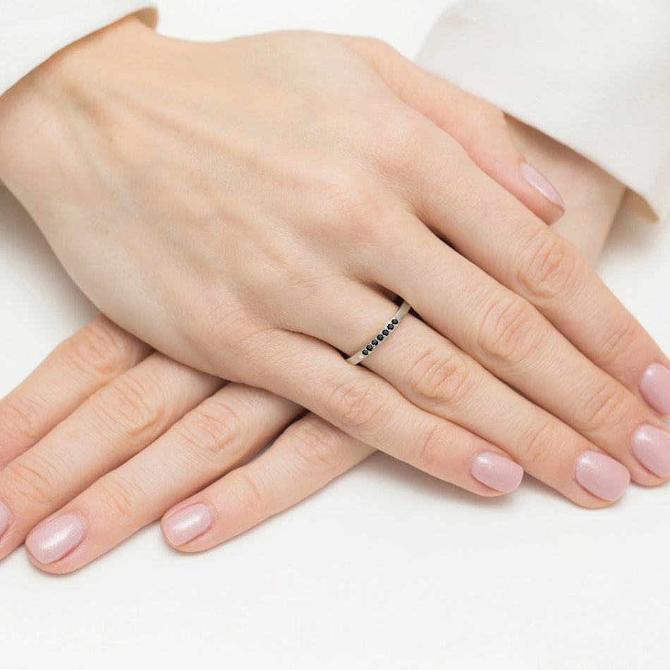 Weißgoldring mit 0,102 ct schwarzen Diamanten
