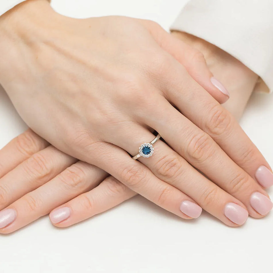 goldring-mit-0-50ct-topas-london-blau-und-0-103ct-diamanten-w0622-tol-01