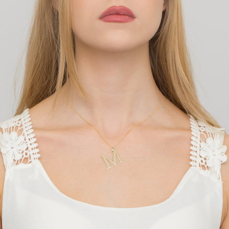 Großer Gelbgold-Anhänger mit Initiale „M“ und Diamant