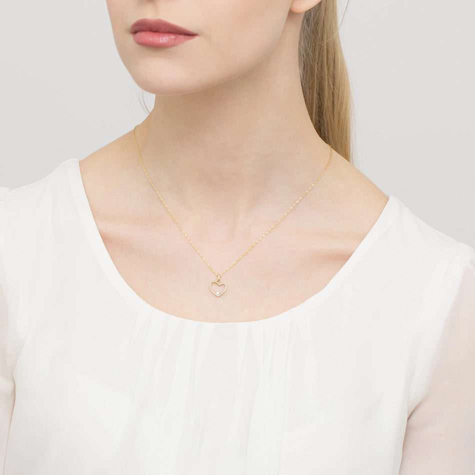 Goldkette mit asymmetrischem Herzanhänger an Singapurkette