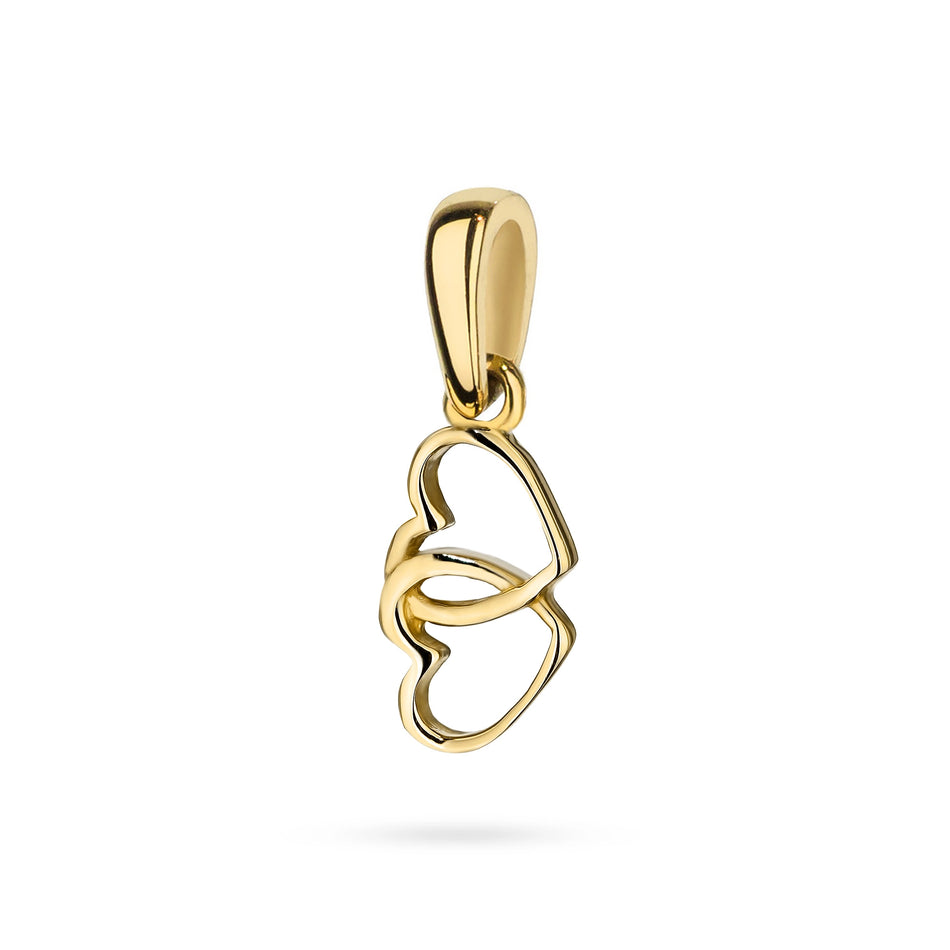 Goldkette mit verbundenen Herzanhängern an Ankerkette