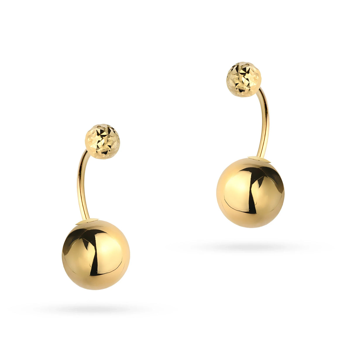 Diese geometrischen Ohrstecker aus 14-karätigem Gold sind ein exklusives Schmuckstück. Unsere Ohrringe haben einen Stecker-Verschluss. Die Ohrringe werden in einer eleganten Schachtel verpackt, ideal als Geschenk.