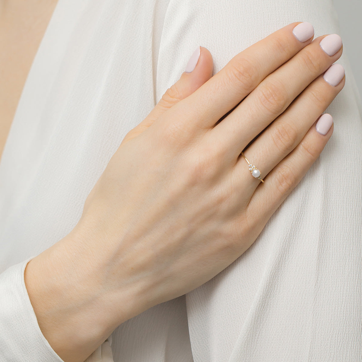Feiner Ring aus 14-karätigem (585) Gold mit Perle und Zirkonia. Bestellen Sie ein Geschenk für Mutter, Freundin oder Verlobte.