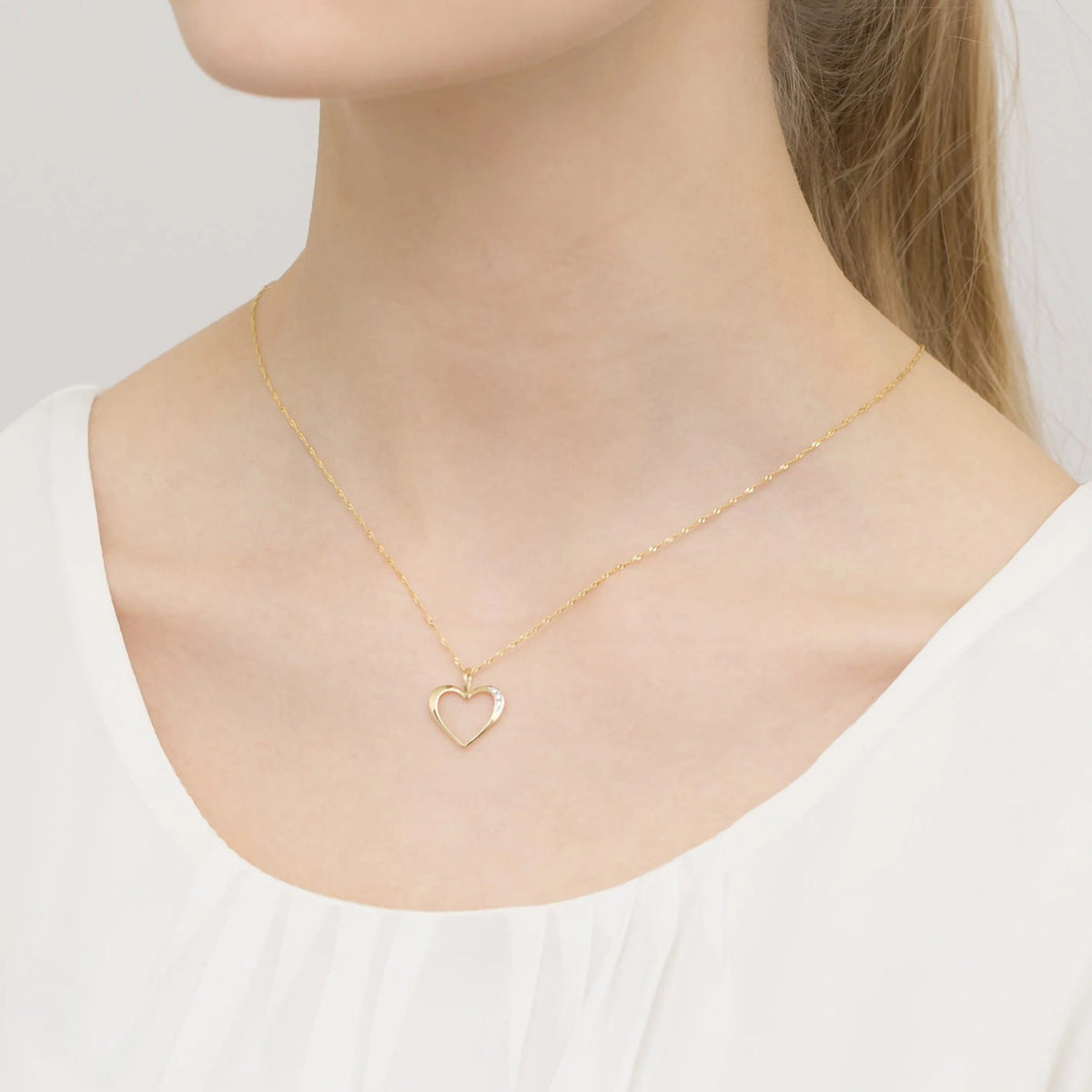 Goldener herzförmiger Anhänger mit 0,026 ct Diamanten. Mach jemandem, den du liebst, eine Freude.