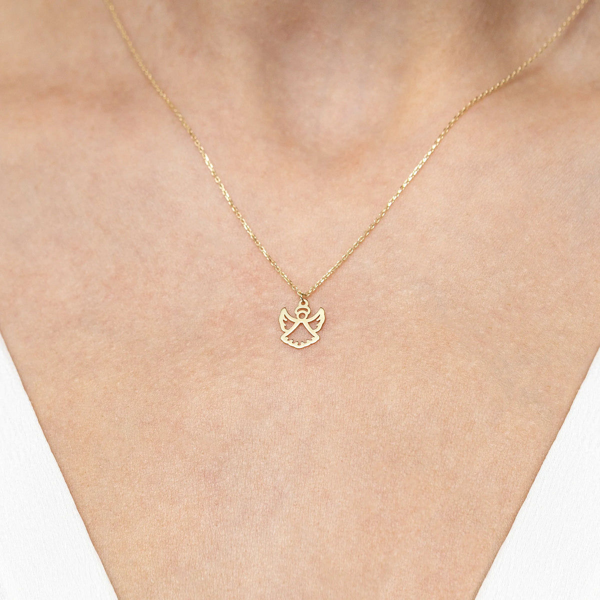 Goldene Halskette ist ein ausgezeichnetes Geschenk für eine geliebte Person. Die in 14K(585) Gold gefasste Halskette wird in einer eleganten Schachtel, einem Geschenksäckchen und einem Schmuckputztuch verpackt.