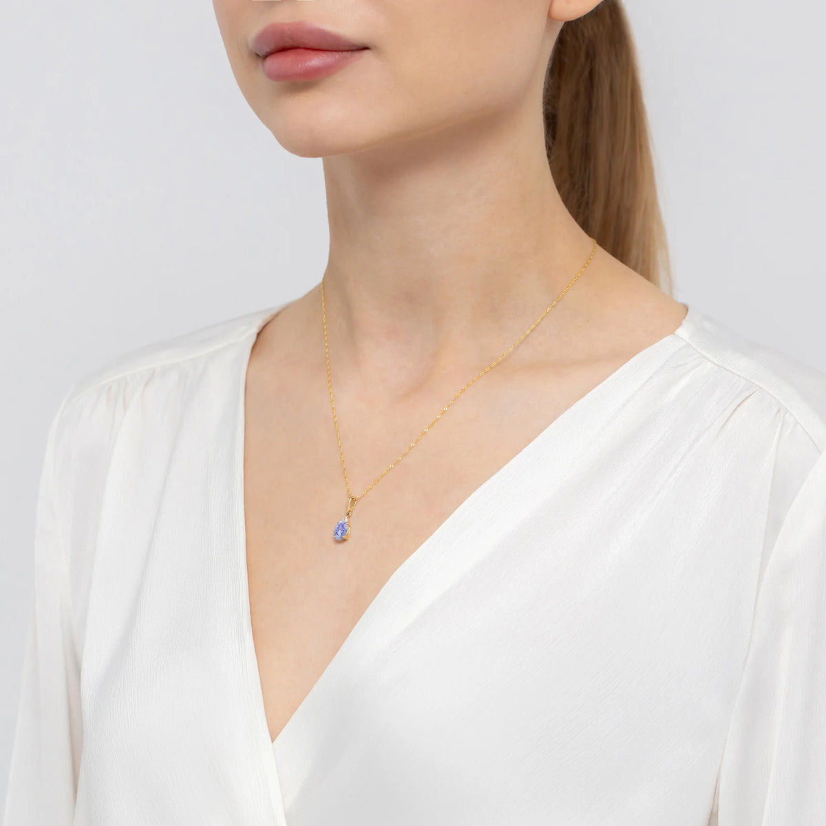 Der Anhänger besteht aus 14-karätigem (585) Gold. Unser Angebot umfasst verschiedene Arten von Ketten, Anhängern oder Halsketten. Oval geschliffener Tansanit 0,70 ct und 3 Diamanten 0,026 ct.